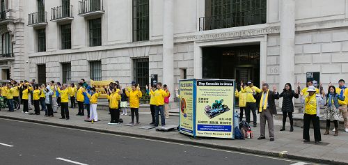 图1-2:二零一五年五月九日,庆祝“世界法轮大法日”的英国法轮功学员在伦敦中使馆前集体炼功、和平反迫害