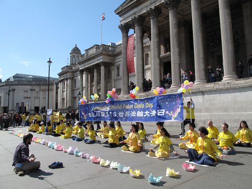 图6-7:法轮功学员在伦敦特拉法特广场集体炼功、广传真相,鼓励民众共同反迫害