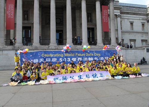 图14:英国法轮功学员们庆祝法轮大法日,恭祝慈悲伟大的师尊生日快乐