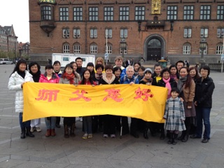 图:丹麦法轮功学员在哥本哈根市政厅广场恭贺师尊生日快乐