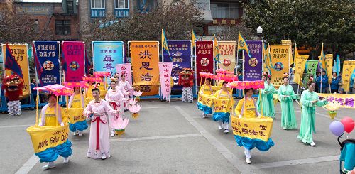 图:法轮功学员在花园角广场举行庆祝法轮大法日活动