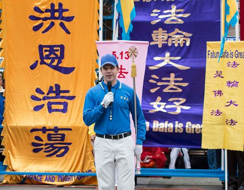 图:天国乐团指挥亚伯拉翰在发言