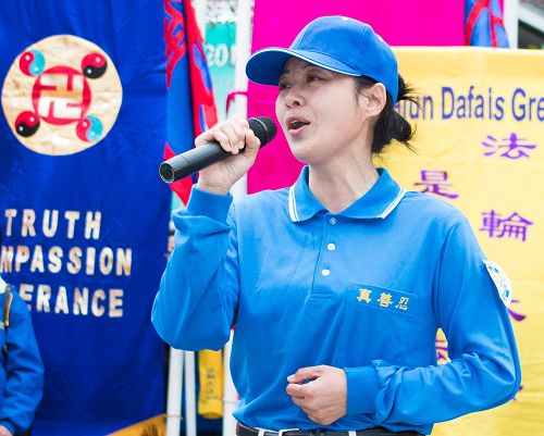 图:天国乐团成员胡女士在演唱