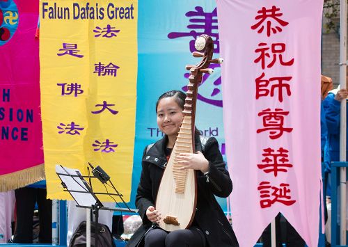图:法轮功学员在演奏琵琶