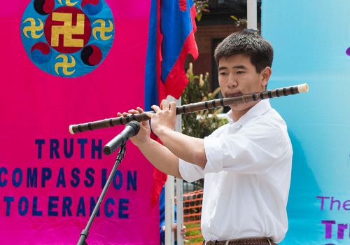 图:法轮功学员高桥的笛子独奏