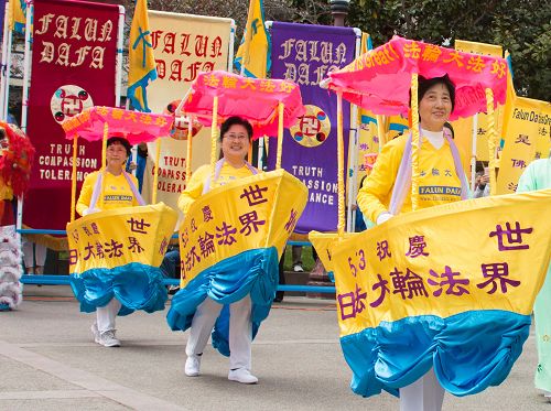 图:69岁的杨丽阿姨(右一)跳起欢快的旱船秧歌舞蹈