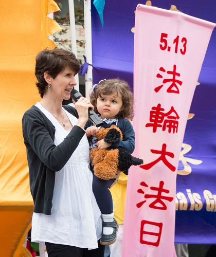 图:西人学员玛丽亚教授表示,炼功后感到身体健康强壮