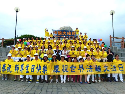 图1:台东地区部份法轮功学员庆祝“五一三世界法轮大法日”,台东市长张国洲(第二排中)和各界代表前来参加合照,表达祝贺之意。