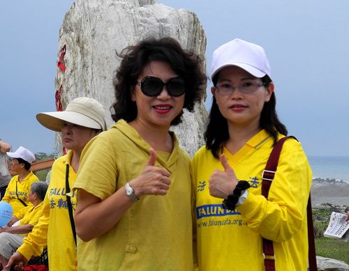 图3:台东市地政士公会前理事长廖月瑛(左)祝愿法轮功弘扬全世界。