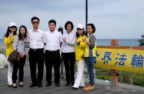 图5:仕鸿建设公司副总、业务经理以及多位专员都赶来祝贺世界法轮大法日。