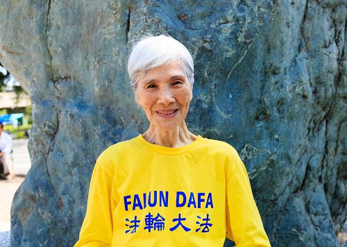 图4:个子娇小的彩云奶奶,年纪虽大,身体可很健康,提到法轮功,彩云奶奶笑得特别开心。