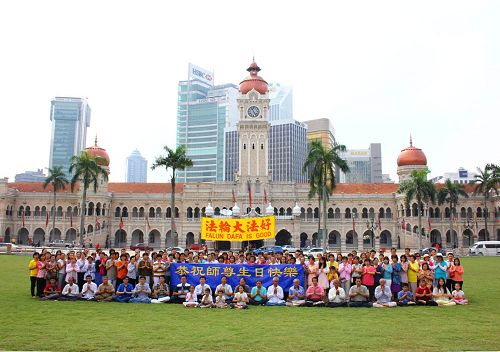 马来西亚中部和首都吉隆坡法轮功学员在吉隆坡独立广场恭祝师尊生日快乐!
