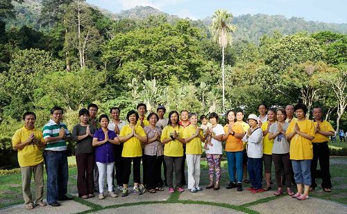 马来西亚槟城和双溪大年法轮功学员在槟城植物园炼功点恭祝师尊生日快乐!