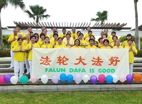 马来西亚柔佛州新山法轮功学员炼功后恭祝师尊生日快乐!
