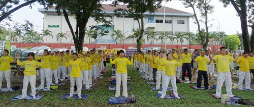 法轮功学员在吉隆坡蒂蒂旺莎湖滨公园举行集体炼功,把法轮大法的美好带给民众。