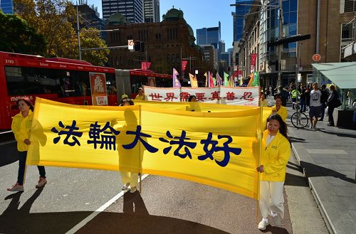 图1-3:庆祝世界法轮大法日,悉尼和墨尔本数百名法轮功学员举行大游行