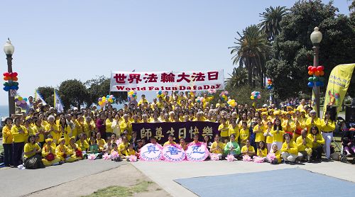来自大洛杉矶地区的数百名法轮功学员和家属在圣莫妮卡码头隆重庆祝世界法轮大法日,恭祝师尊生日快乐。