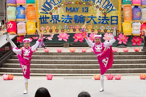 图11:两位住在纽约的十一岁法轮功小弟子莲花和蒙蒙在富丽广场表演了蒙古舞