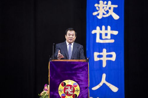 师尊亲临二零一五年纽约法轮大法修炼心得交流会会场,为弟子们讲法。二零一五年纽约法轮大法修炼心得交流会会场