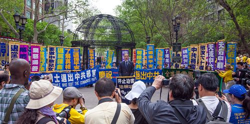图1:八千法轮功学员在联合国达格•哈玛绍广场公园举行集会
