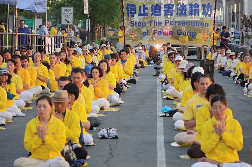 图1-2:法轮功学员在纽约中领馆前抗议中共迫害