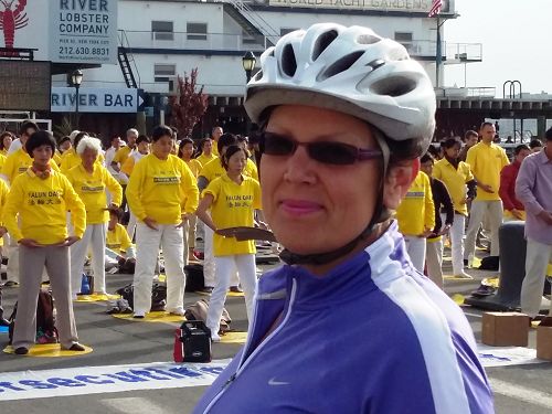 图3:帕塔(Patta)女士骑着自行车路过法轮功学员炼功场地前,停下来,久久不愿离去