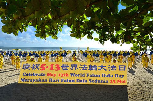 学员们来到库塔-来吉安海滩,这是巴厘岛的旅游胜地之一,很多当地和外国的游客都加入到学员们的集体炼功中