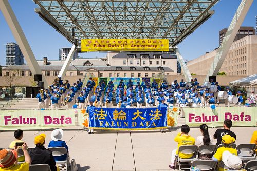 二零一五年五月十七日,多伦多法轮功学员在市政广场庆祝法轮大法传世二十三周年。