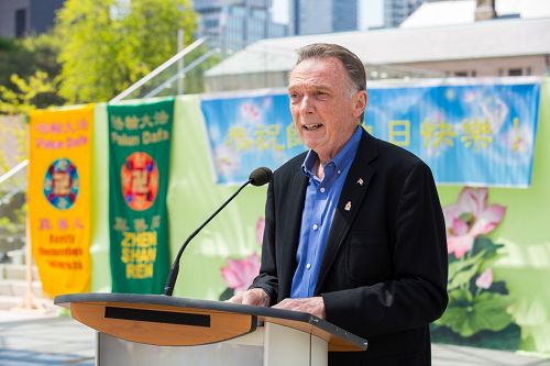 加拿大国会议员、国会法轮功之友主席肯特(Peter Kent)在发言中说:“法轮大法给世界上无数的人带来了健康的身体及精神的升华。”