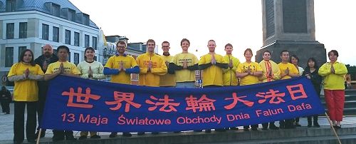 波兰学员合影恭祝师尊生日快乐,庆祝五一三世界法轮大法日
