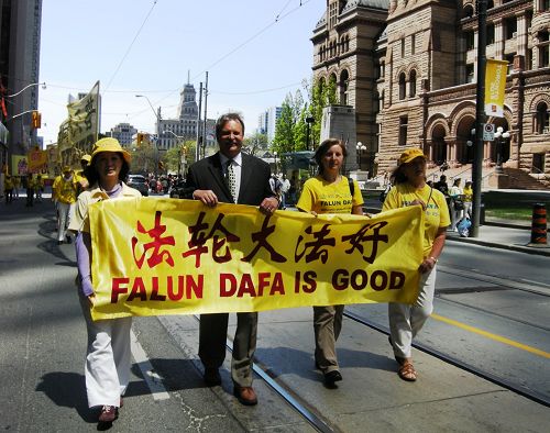 安省省议员麦克莱伦(Jack MacLaren)参加了游行,还沿途向路人发放法轮功传单