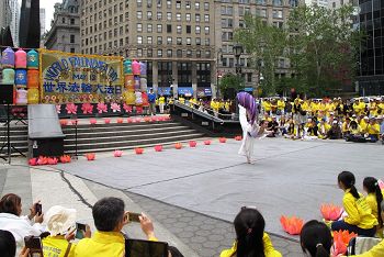 图3:亚斯米娜·戴维斯表演的舞蹈«英台»