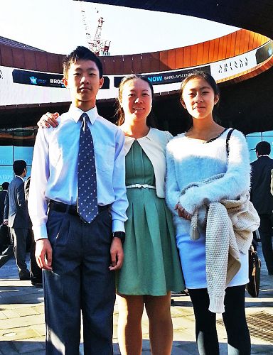 来自新西兰张莉莉女士和一双儿女同修在纽约巴克里中心(Barclays Center)体育馆门口