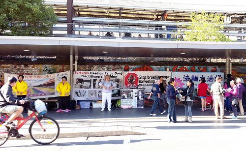 图1:法轮功学员在悉尼奥本(Auburn)市中心的主街上举办反迫害讲真相活动