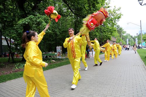 法轮功学员表演的舞蹈,腰鼓和舞龙,吸引很多人的目光