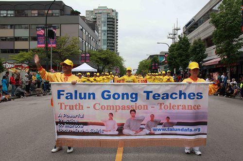 法轮功学员参加了新西敏市海阅节国际游行,受到民众热烈欢迎。