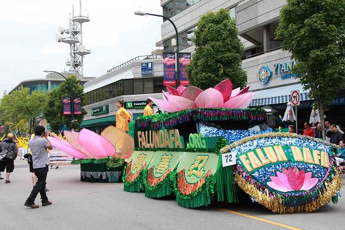 “真善忍”花车展现美好祥和,受到市民欢迎。