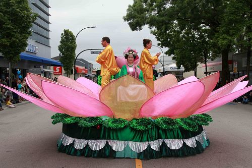 “真善忍”花车展现美好祥和,受到市民欢迎。