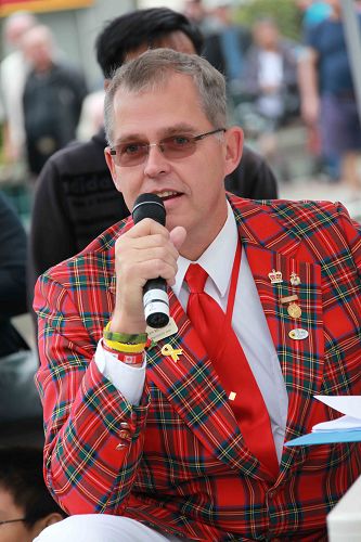 游行主持人Glen Richmond先生表示,法轮功秉持“真善忍”的原则修炼,可以使修炼者身心受益。