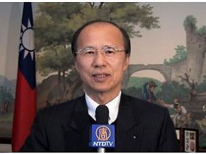 图10:台湾驻法国代表吕庆龙先生已经是第八次观赏神韵