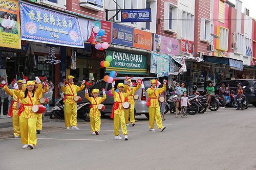 腰鼓队在波塔尼阿市场游行,周围商店的很多老板都是印尼华人