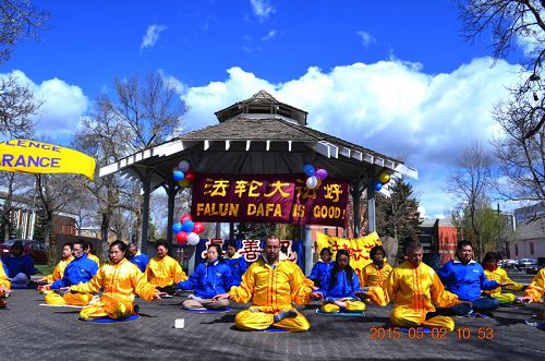世界法轮大法日埃德蒙顿法轮功学员举行庆祝活动,演示法轮功五套功法