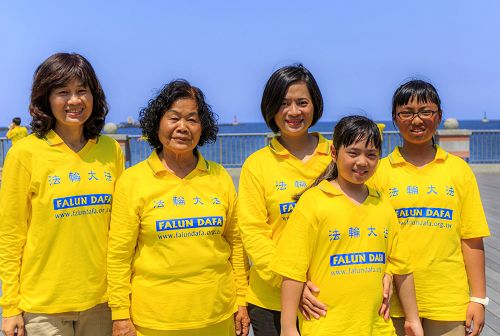 来枝(右三)与母亲、姐姐、两位可爱女儿合影