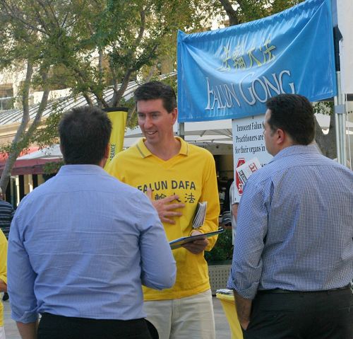 西澳企业家马克.哈奇森(中)向民众介绍法轮功