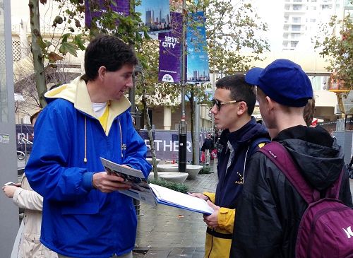 西澳企业家马克.哈奇森(左)在街头向民众讲述法轮功真相