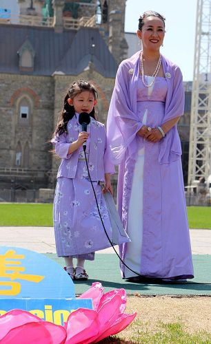 法轮功学员表演二重唱:《莲花颂》