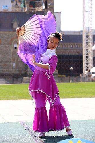 法轮功学员表演舞蹈:《行云流水》