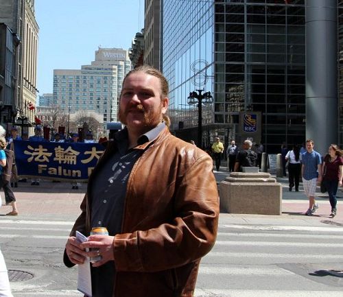 西人Bryan一直用手机对着天国乐团录像,并表示支持法轮功。