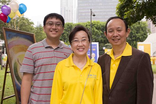 公司老板Peter(右)与太太Madgeline(中),及儿子Theodoric(左)一家三口都在大法中修炼。