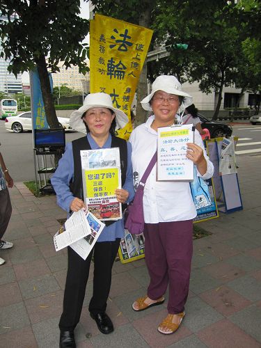 图10:法轮功学员王双妹(左)马瑞珍(右) 天天到台北市国父纪念馆,日以继夜风雨无阻向广大中国游客讲真相劝三退